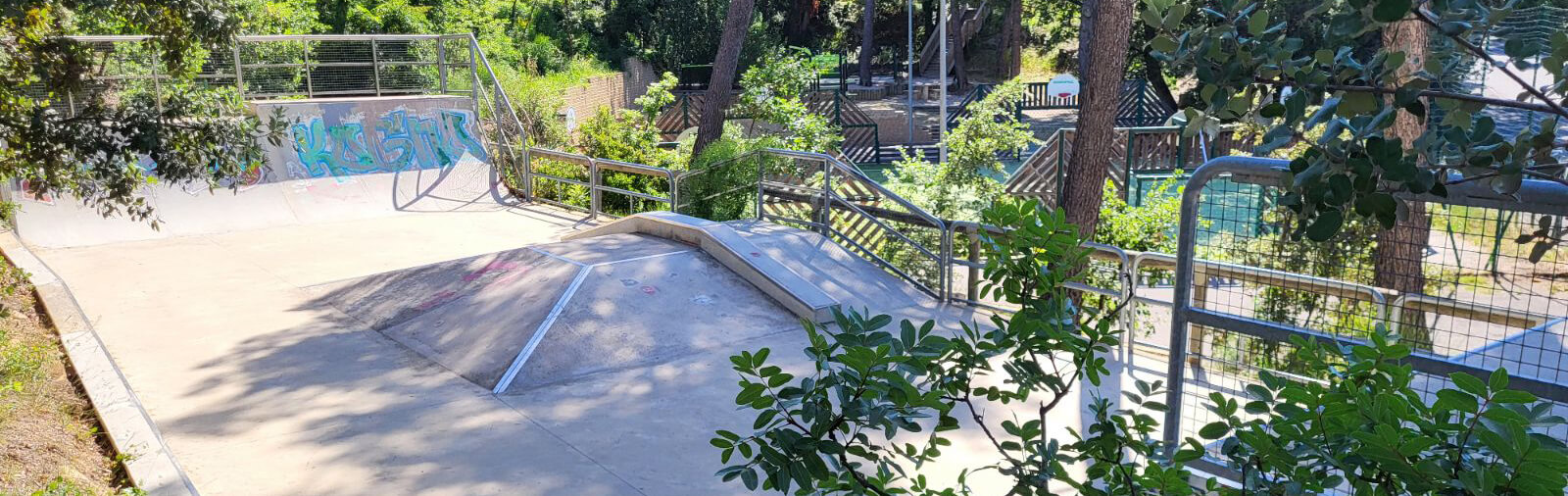 Skate-Park, Sportanlage in der Nähe des Campingplatzes Le Cézanne Sainte-Victoire in der Provence