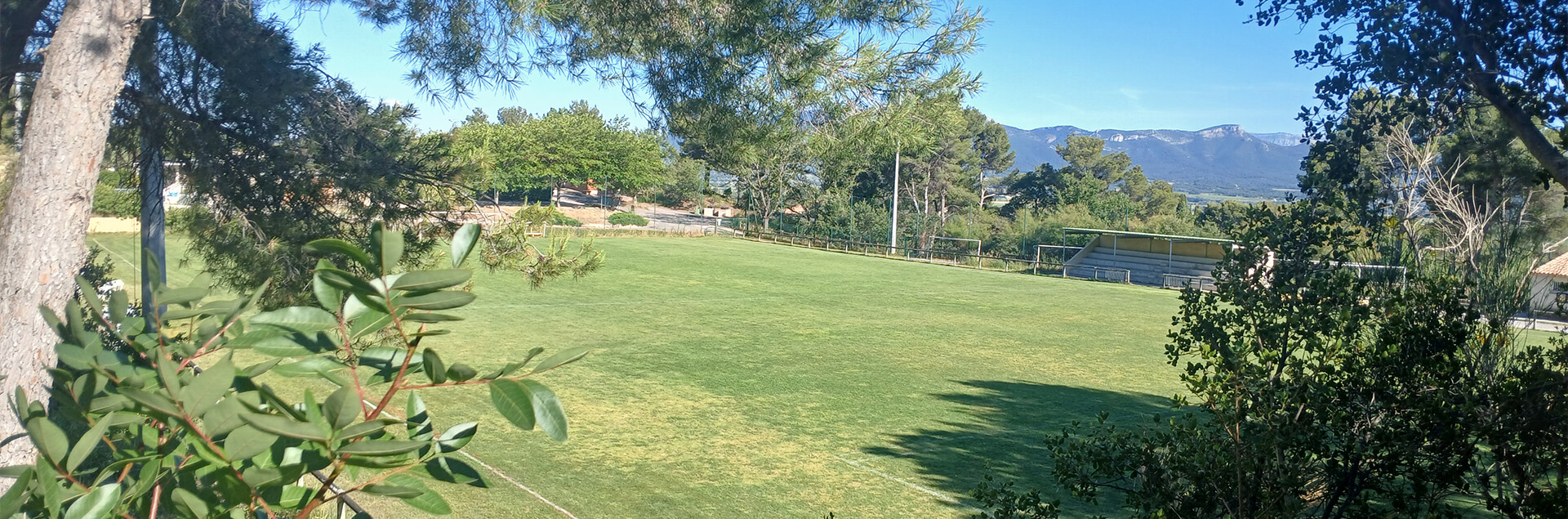 Stade de foot, infrastructure sportive à proximité du camping le Cézanne Sainte-Victoire