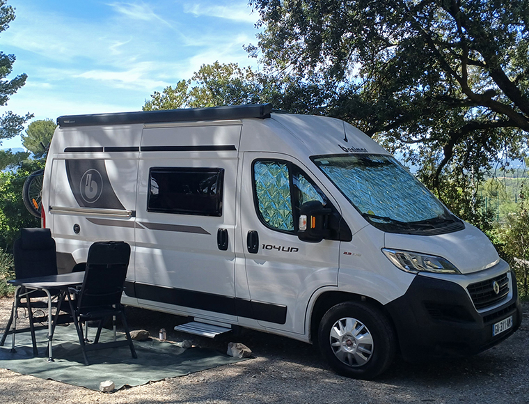 Kampeerplaatsen voor kampeerbus op camping le Cézanne Sainte-Victoire, in Provence, regio PACA