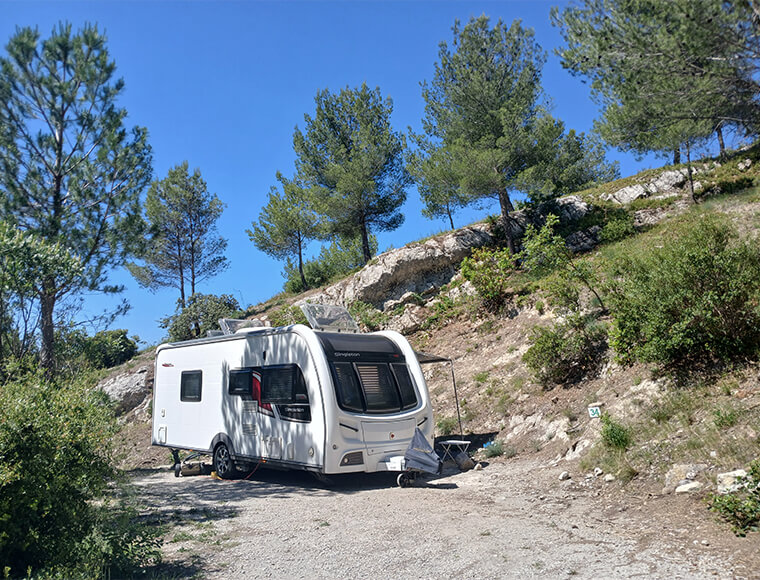 Stellplätze für Wohnwagen auf dem Campingplatz Le Cézanne Sainte-Victoire in der Region PACA