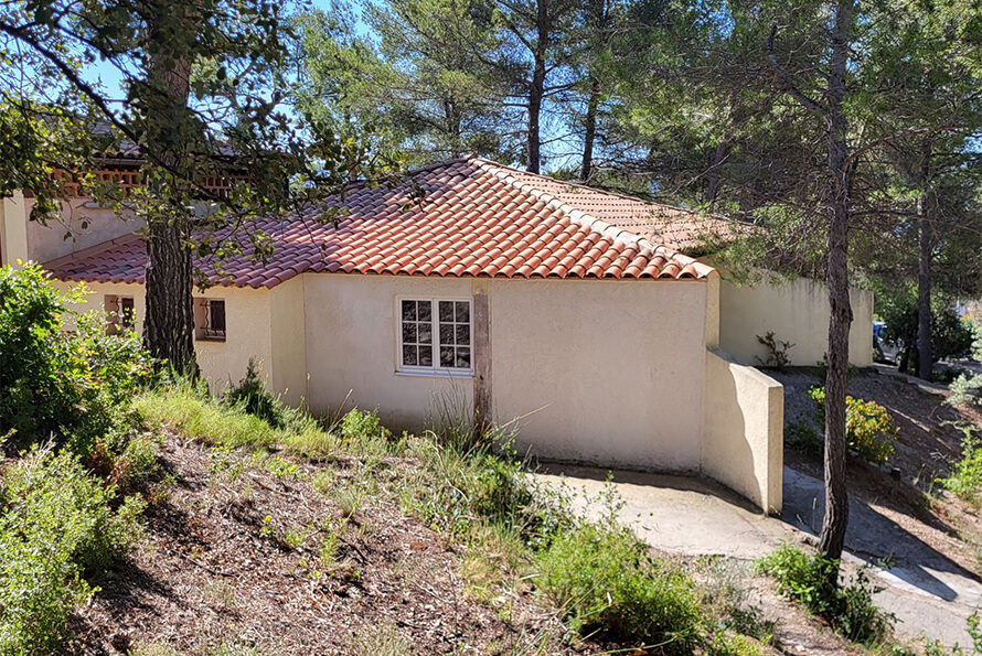 Exterior view of holiday cottage to rent at the Cézanne Sainte-Victoire campsite in Puyloubier