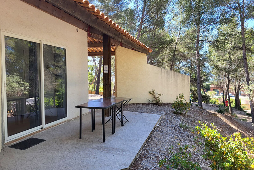 Terras van de groepsaccommodatie, te huur op camping le Cézanne Montagne Sainte-Victoire in Puyloubier