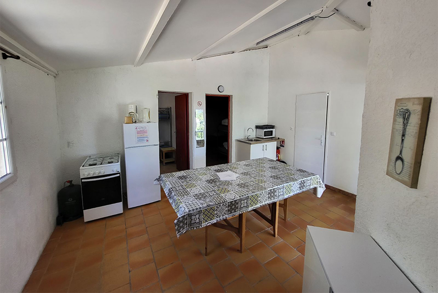 Eetzaal met keuken van de groepsaccommodatie, te huur op camping le Cézanne Montagne Sainte-Victoire in Puyloubier