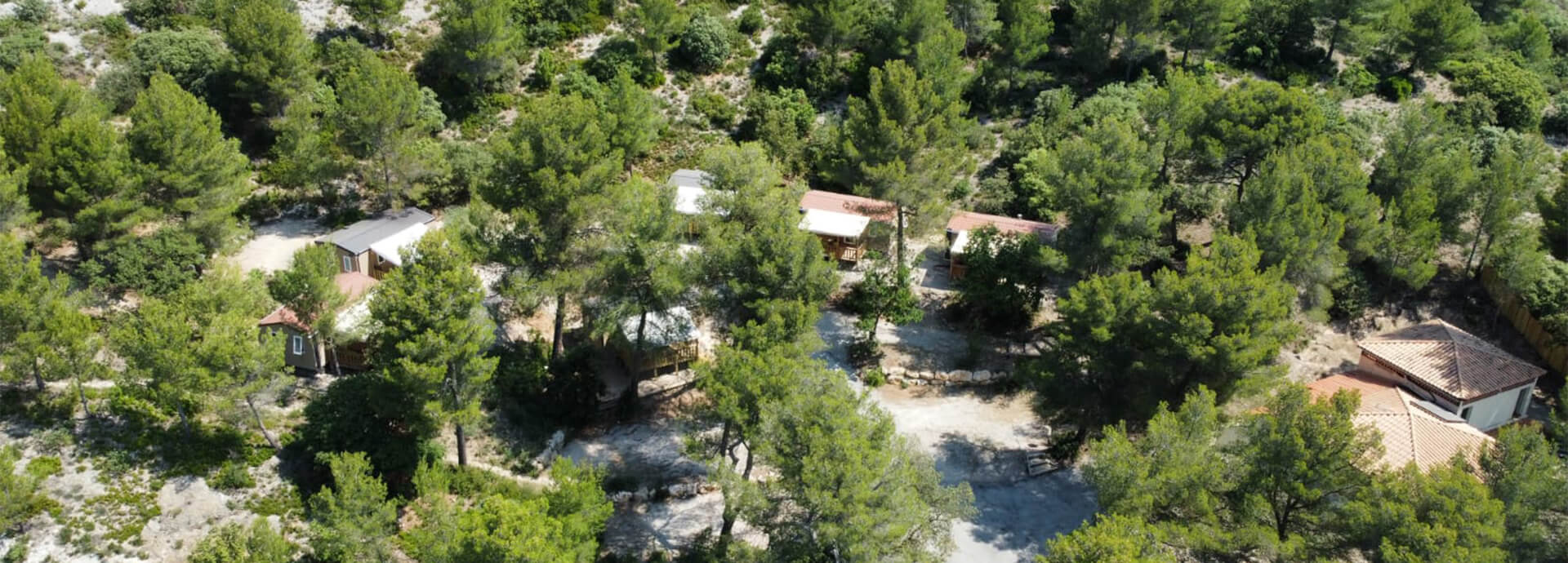 De accommodaties van camping le Cézanne Sainte-Victoire, vlak bij Aix-en-Provence, vanuit de lucht gezien