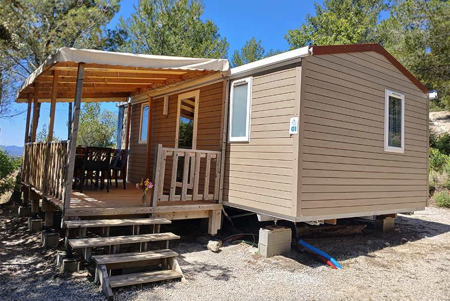 Exterior view of the mobile home to rent for 4 to 6 people at the Cézanne Sainte-Victoire campsite in Puyloubier