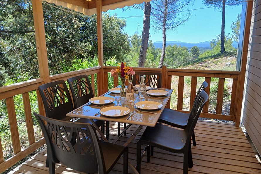 Terrasse du mobil-home 4 à 6 personnes en location au camping à Puyloubier le Cézanne Sainte-Victoire