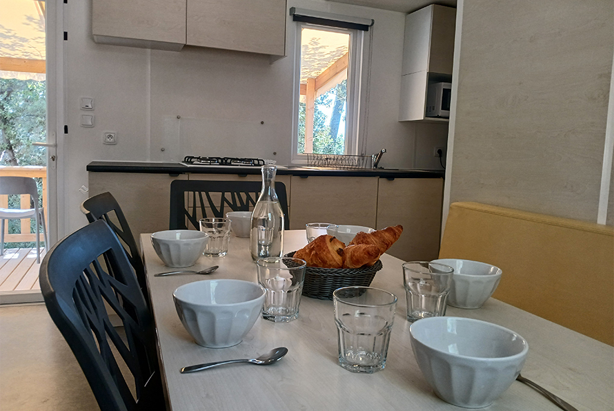 La cuisine du mobil-home 4 à 6 personnes en location au camping à Puyloubier le Cézanne Sainte-Victoire