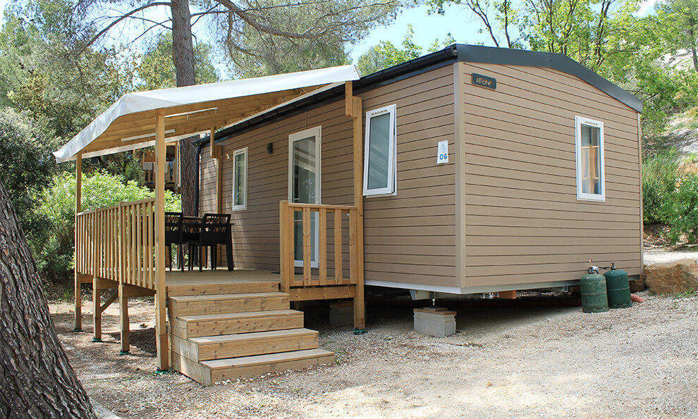 Buitenkant van de 4-persoons stacaravan, te huur op camping le Cézanne Sainte-Victoire, in de buurt van Aix-en-Provence