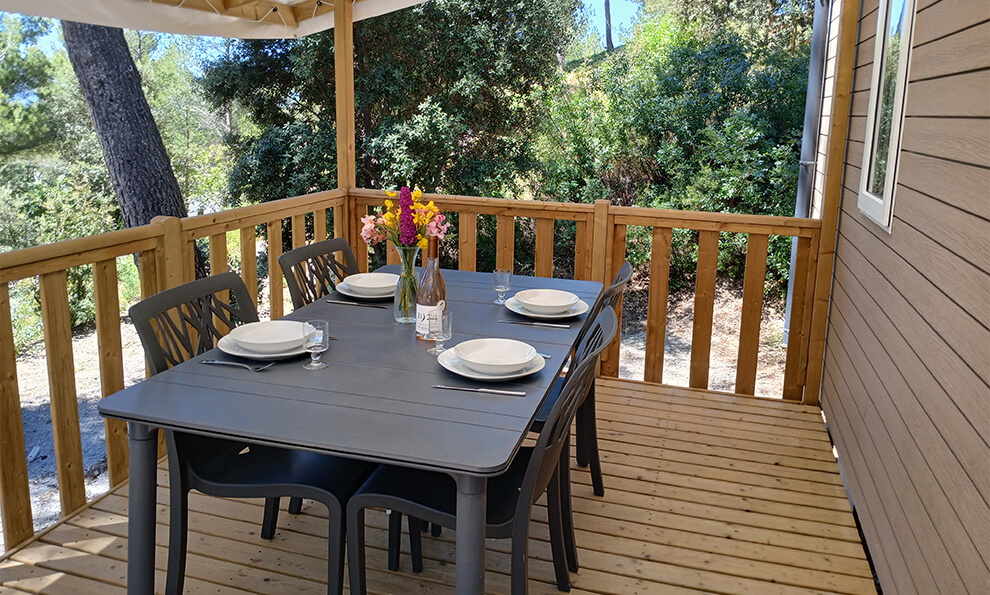 Terrace of the mobile home for 4 people to rent at the Cézanne Sainte-Victoire campsite near Aix-en-Provence