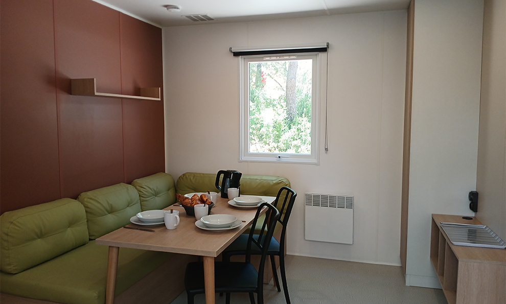 Dining area in the mobile home for 4 people to rent at the Cézanne Sainte-Victoire campsite near Aix-en-Provence