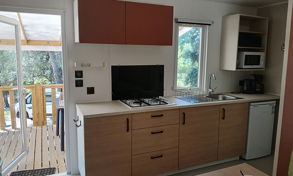 Kitchen in the mobile home for 4 people to rent at the Cézanne Sainte-Victoire campsite near Aix-en-Provence