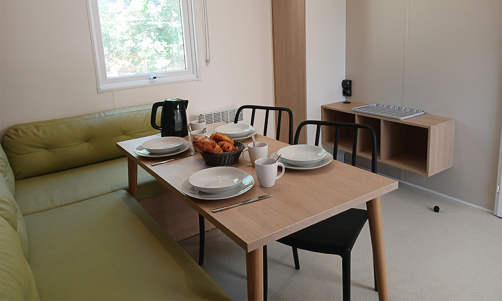 Dining area in the mobile home for 4 people to rent at the Cézanne Sainte-Victoire campsite near Aix-en-Provence