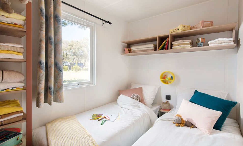 Bedroom with 2 single beds in the mobile home for 4 people to rent at the Cézanne Sainte-Victoire campsite near Aix-en-Provence