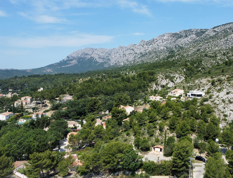 Services in the Provençal village of Puyloubier on offer during your stay at the Cézanne Sainte-Victoire campsite