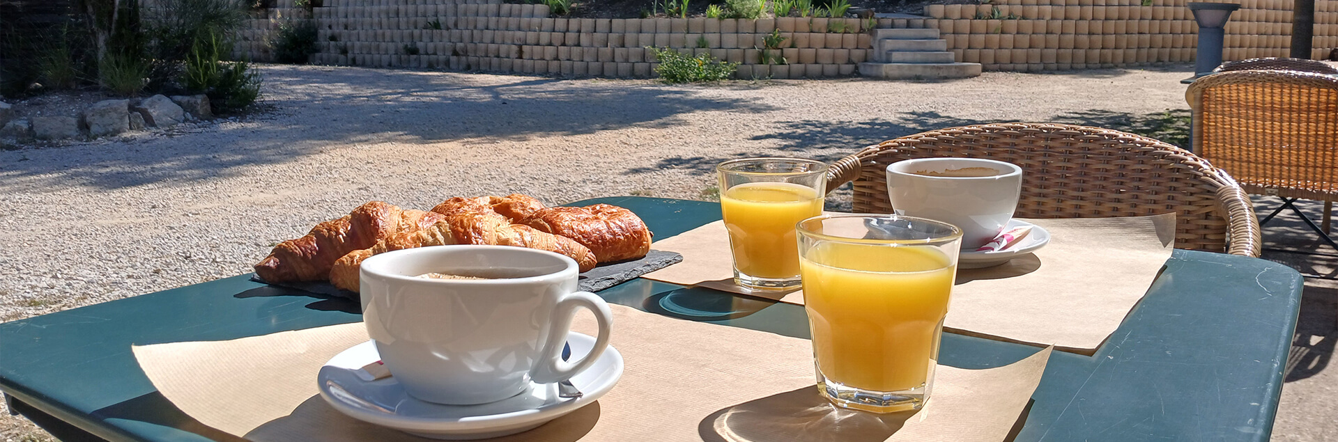 Breakfast service at the Cézanne Sainte-Victoire campsite in Puyloubier