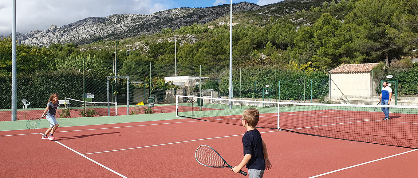 Terrain de tennis du camping le Cézanne Montagne Sainte-Victoire à Puyloubier