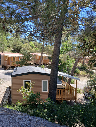 Vue du mobil-home 4 à 6 personnes, en location au camping le Cézanne Montagne Sainte-Victoire près d’Aix-en-Provence