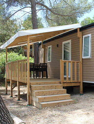 Vue du mobil-home 4 personnes, en location au camping le Cézanne Montagne Sainte-Victoire à Puyloubier